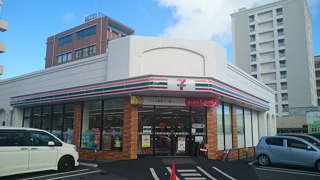 セブンイレブン新都心店まで390m