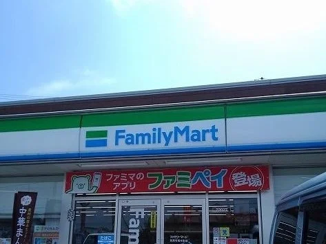 ファミリーマートまで270m