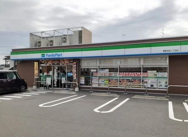 ファミリーマートまで40m