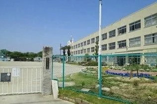 大崎小学校まで740m