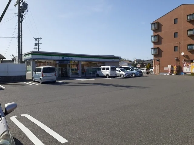 ファミリーマート阿久比植大店まで875m