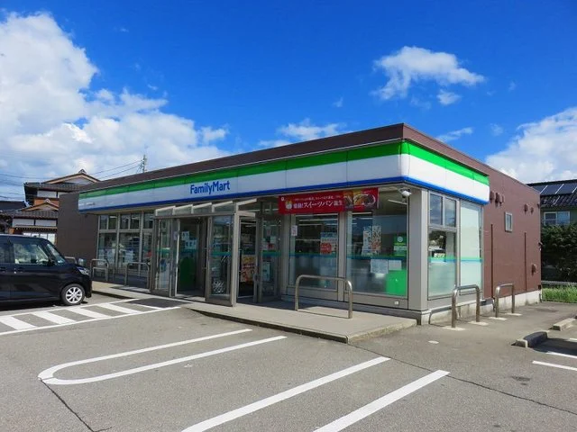 ファミリーマートまで1300m