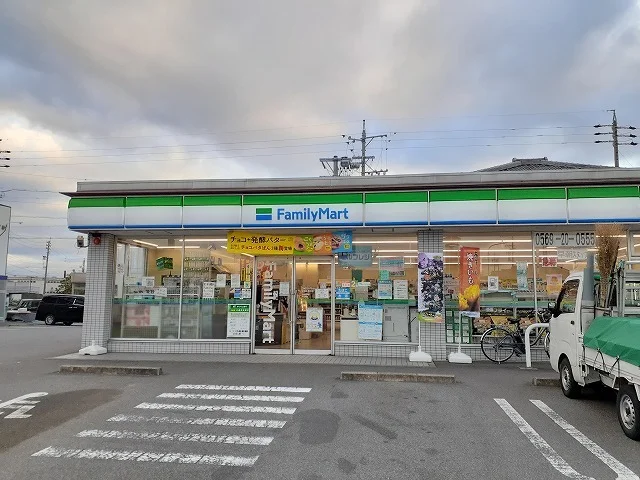 ファミリーマート半田新居町店まで494m