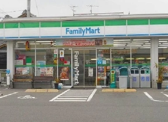 ファミリーマートまで750m