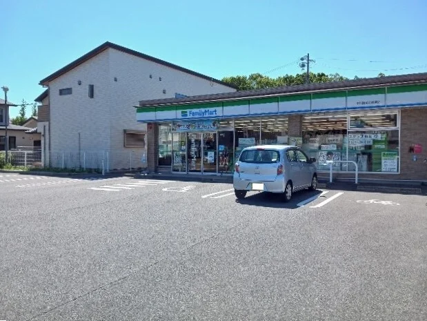 ファミリーマートまで700m