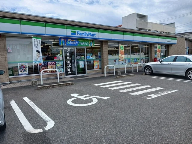 ファミリーマートまで490m