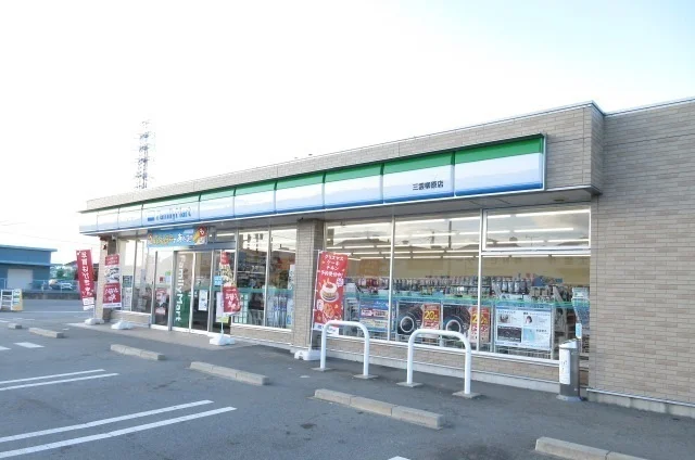 ファミリーマート三雲柳原店まで1300m