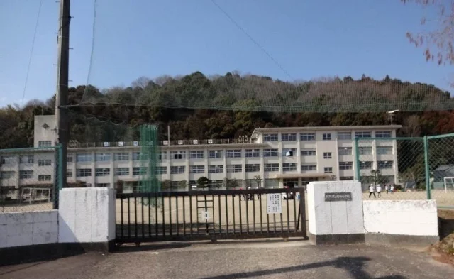 松阪市立射和小学校まで700m