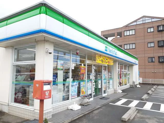 ファミリーマート嬉野中川新町店まで180m