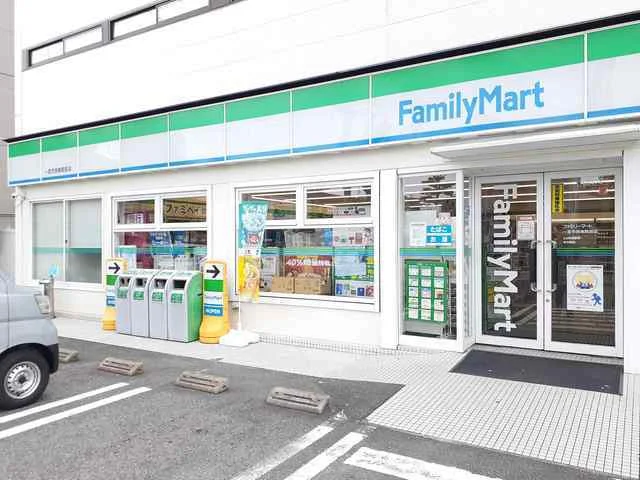 ファミリーマート　市民病院前店まで700m