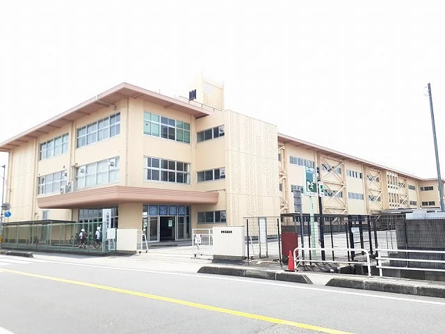 三雲中学校まで1700m