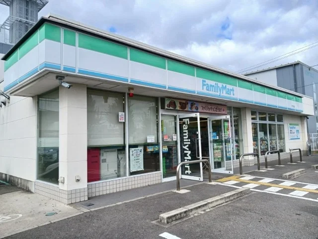 ファミリーマート 大宮大橋店まで550m