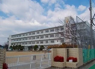 妻鹿小学校まで530m