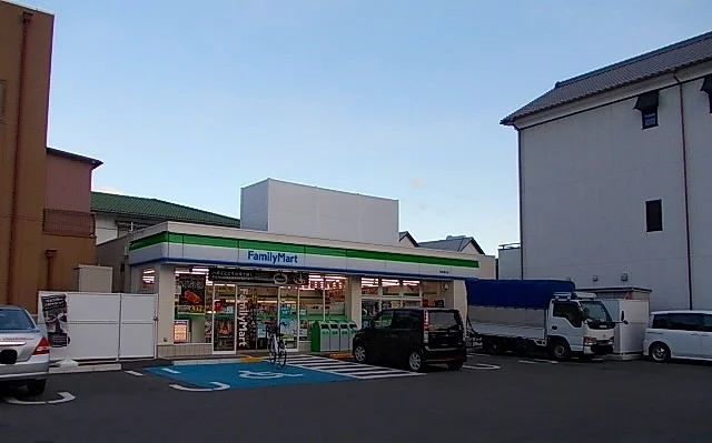 ファミリーマート湯川町財部店様まで204m