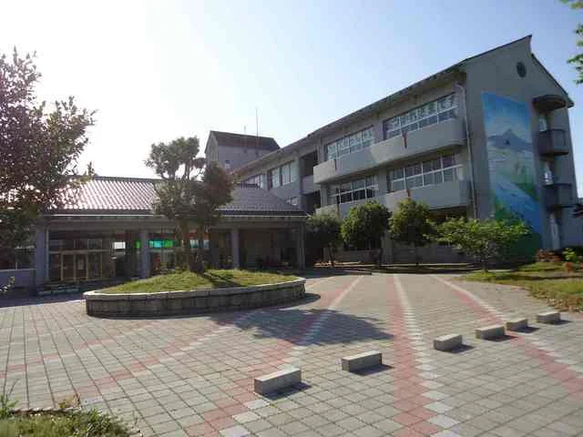 倉吉市立上北条小学校まで140m