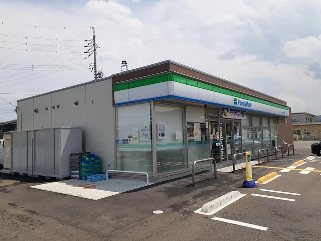 ファミリーマートまで461m
