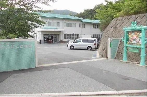 焼山こばと幼稚園まで1000m