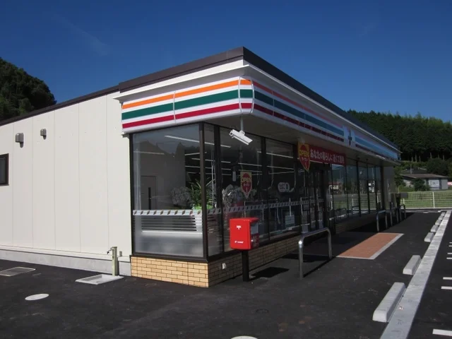 セブンイレブン玖珂千束店まで800m