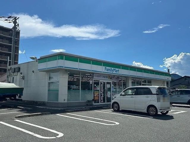 ファミリーマートまで1300m