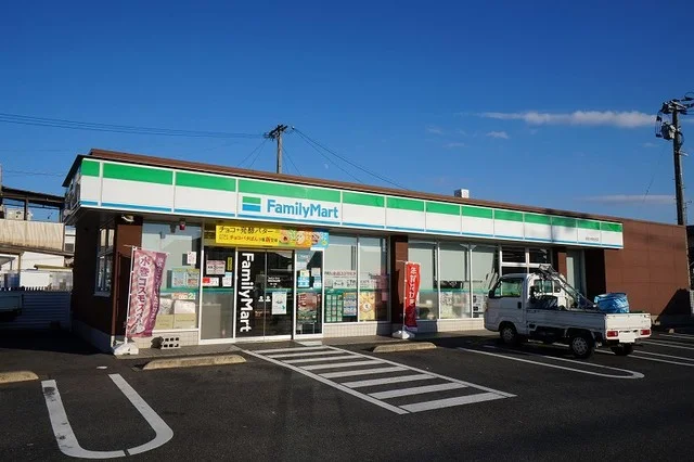 ファミリーマートまで270m