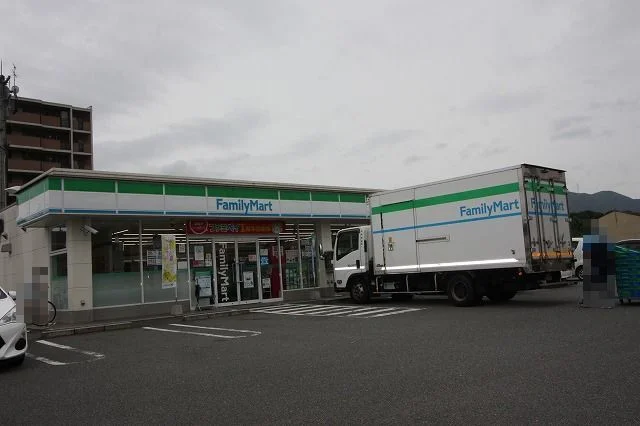 ファミリーマートまで850m