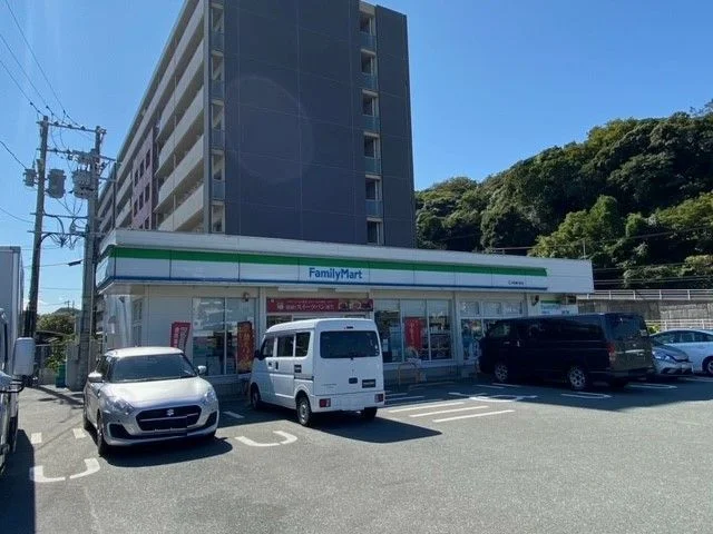 ファミリーマート　折尾堀川町店まで500m