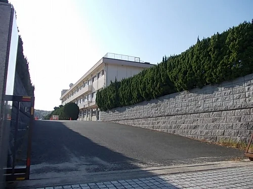 吉見中学校まで1500m