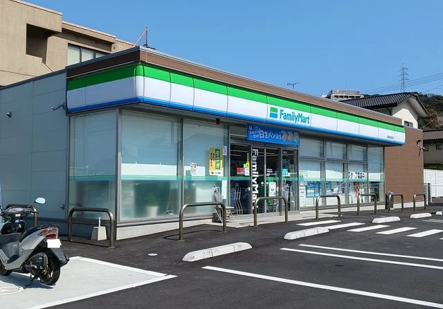 ファミリーマートまで1100m