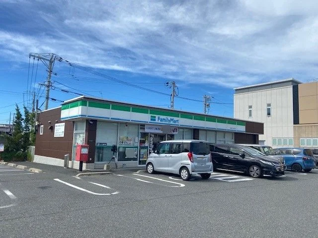ファミリーマートまで650m