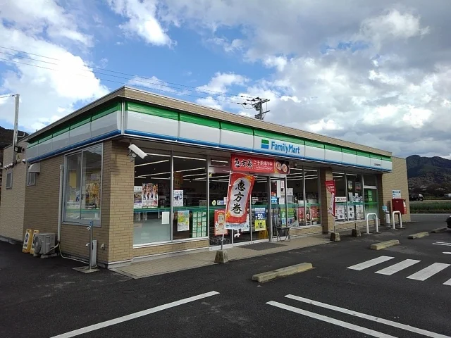 ファミリーマートまで650m