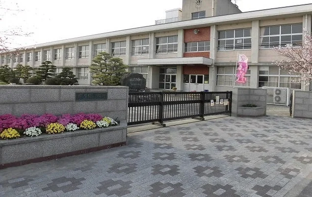 東与賀小学校まで970m