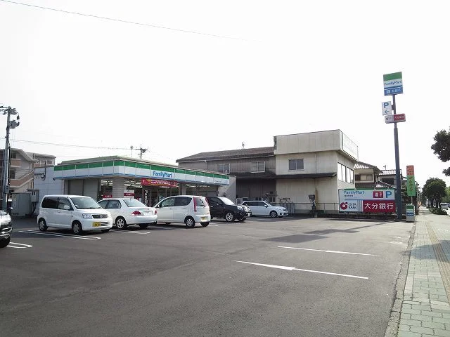ファミリーマートまで160m