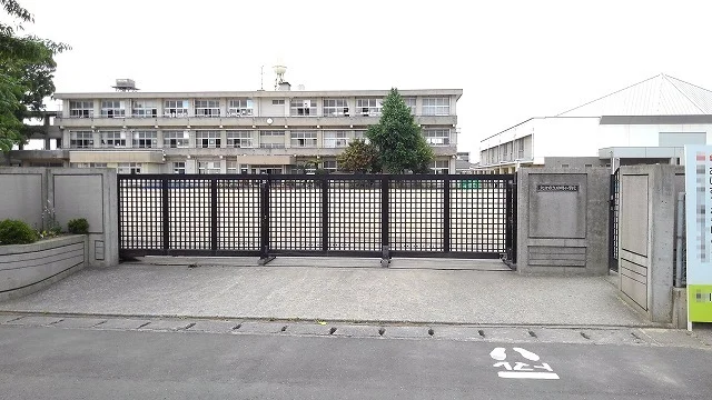 日岡小学校まで1100m