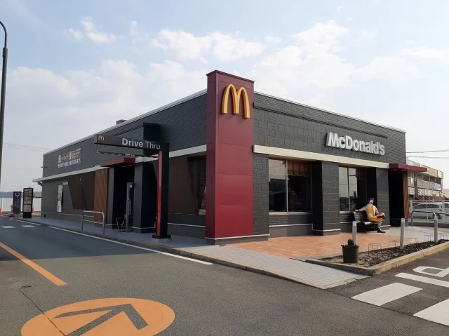 マクドナルドまで1100m