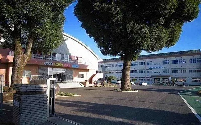 隈府小学校まで650m