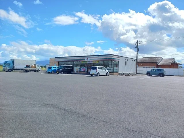 セブンイレブン新川町店まで600m