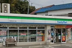 ファミリーマートまで592m