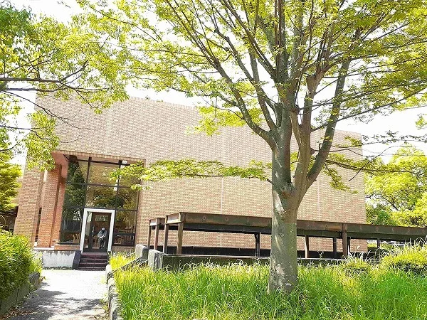 鈴鹿市立図書館まで550m