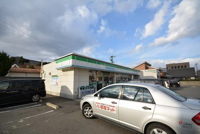 ファミリーマートまで270m