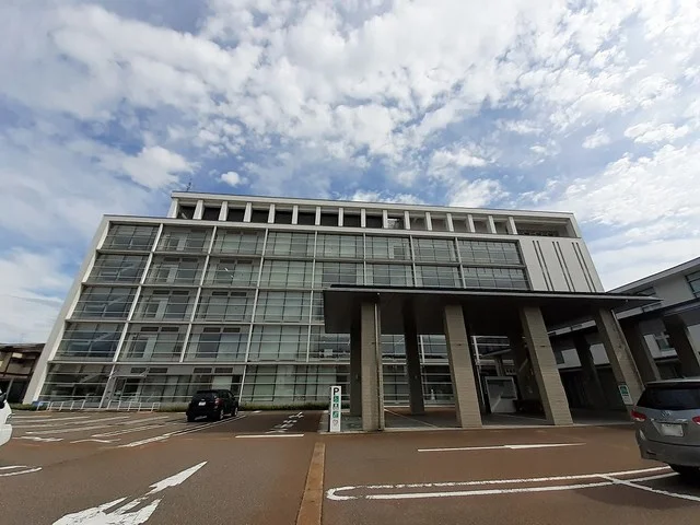 新井市役所まで750m