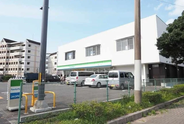ファミリーマートまで950m