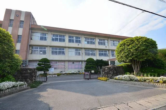 苅田町立　与原小学校まで550m