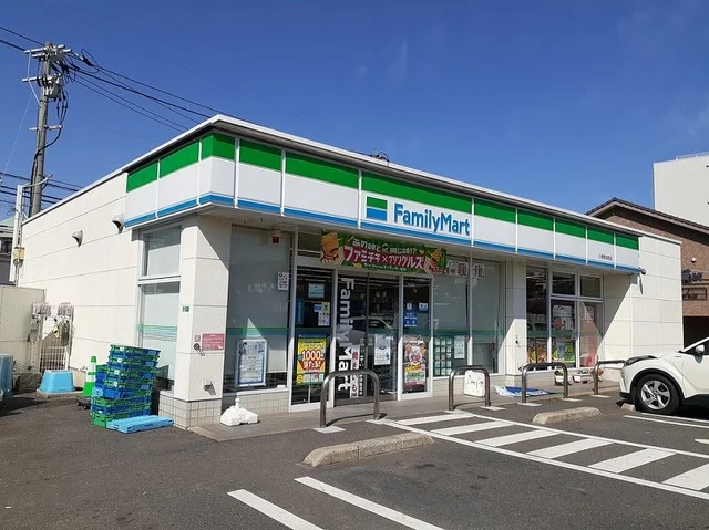 ファミリーマートまで600m