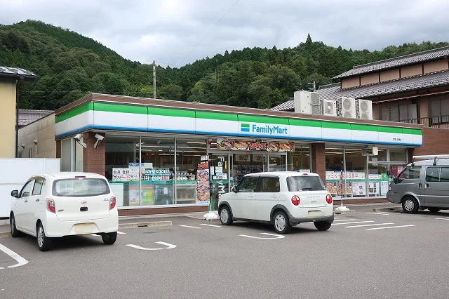 ファミリーマートまで900m