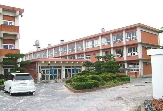 福生東小学校まで1300m
