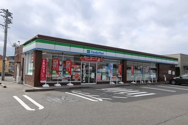 ファミリーマートまで550m