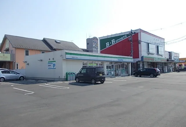 ファミリーマート中里バイパス店まで750m