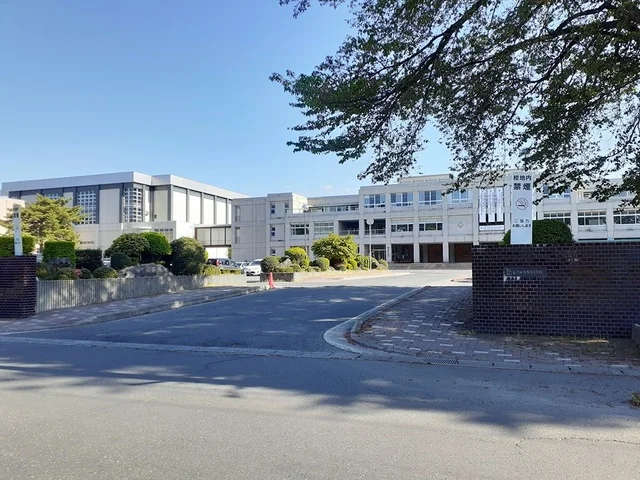 山形県立米沢興譲館高校まで590m