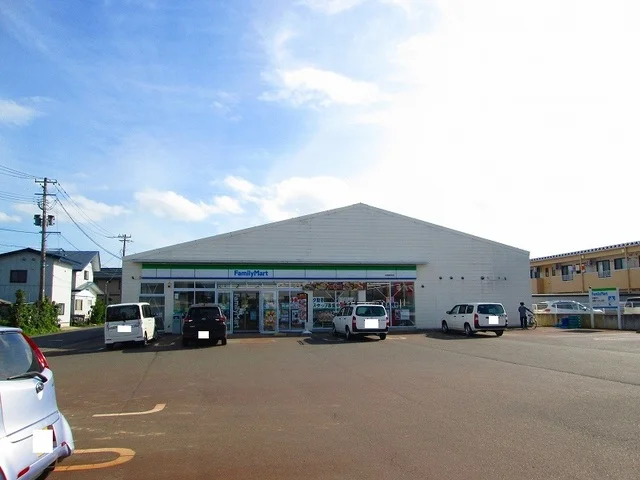 ファミリーマート高畠駅前店まで570m