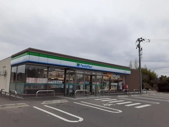 ファミリーマート相馬大曲店まで100m
